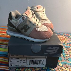 Girls New balance 574 rare color combination 😍